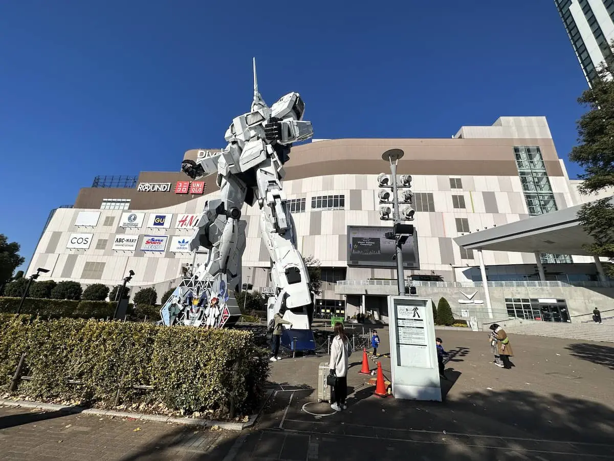 お台場ダイバーシティ東京プラザ外観と実物大ユニコーンガンダム立像の写真