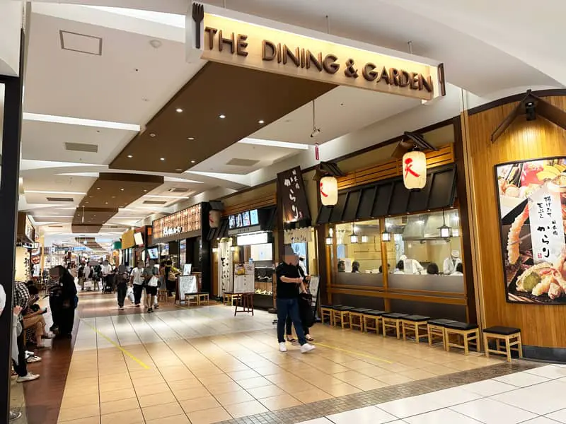 越谷イオンレイクタウンmoriの1階にあるレストラン街「THE DINING&GARDEN」入口