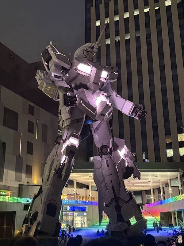 お台場ダイバーシティ東京プラザの実物大ユニコーンガンダムの光る変身演出