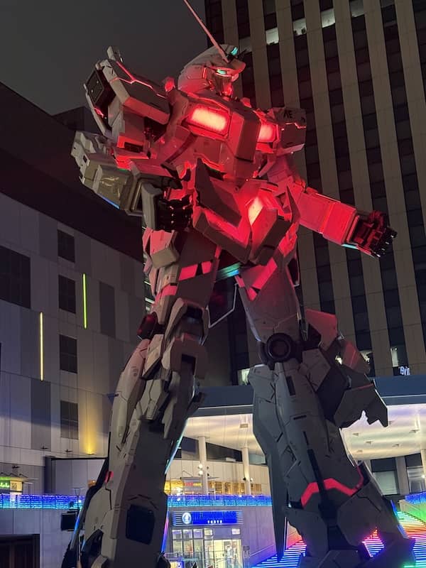 お台場ダイバーシティ東京プラザの実物大ユニコーンガンダムの光る変身演出
