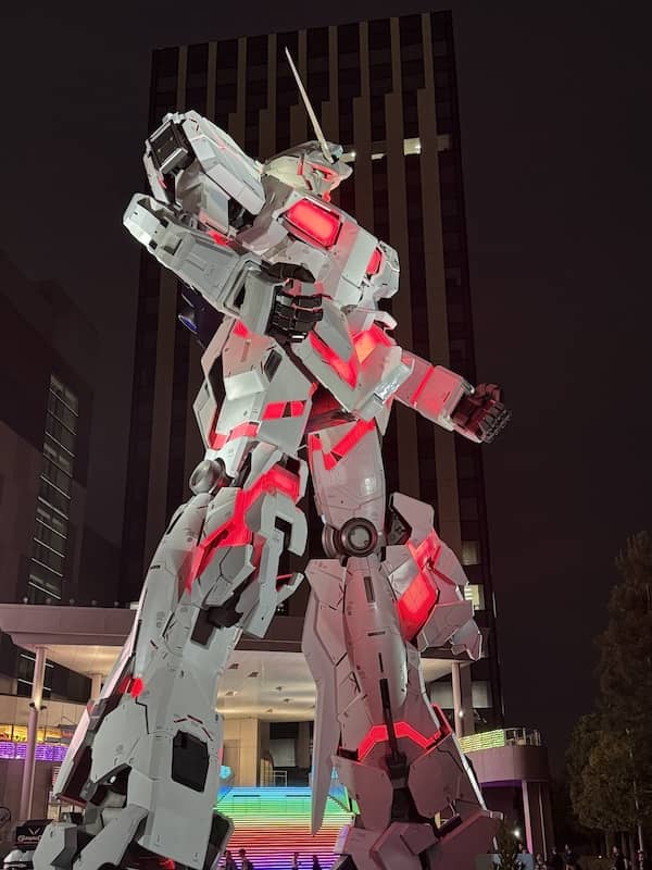 お台場ダイバーシティ東京プラザの実物大ユニコーンガンダムの光る変身演出