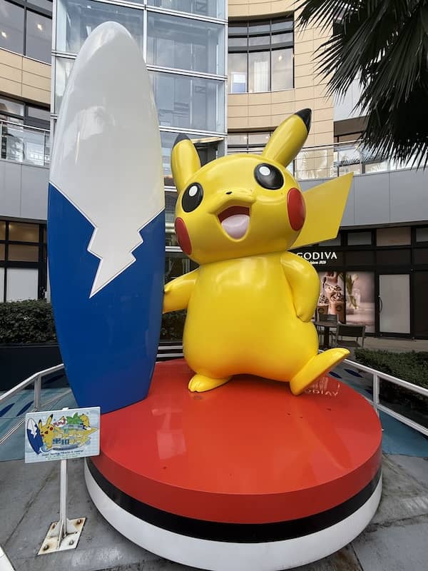 ららぽーとTOKYO-BAYにいる、でっかい！なみのりピカチュウ